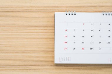 Tahta masa arkaplanındaki takvim sayfası