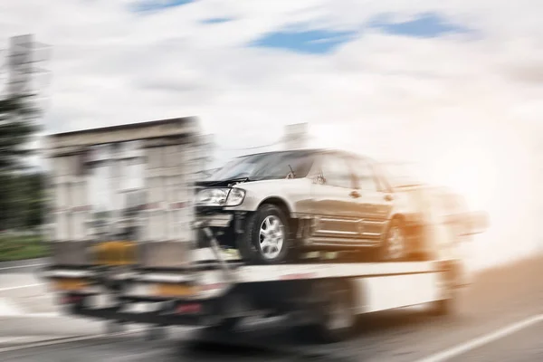 Carro Partido Reboque Após Acidente Trânsito Serviço Rodoviário — Fotografia de Stock