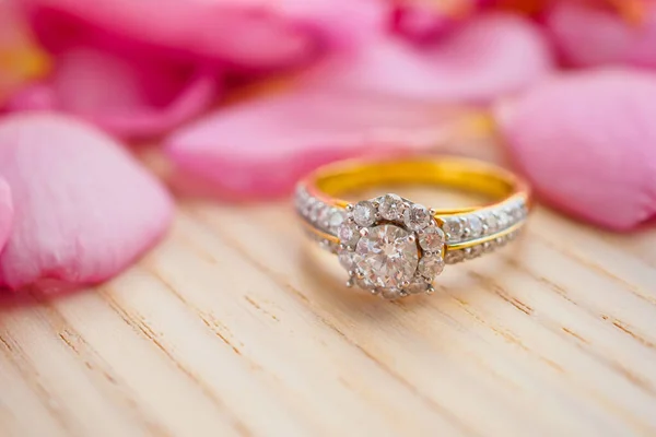 Anillo Diamantes Joyería Mesa Madera Con Hermoso Fondo Rosa Pétalo — Foto de Stock