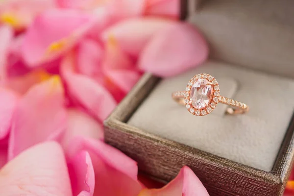Elegante Anel Diamante Casamento Caixa Jóias Fundo Bonito Rosa Pétala — Fotografia de Stock