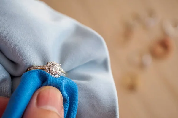 Anillo Diamantes Joyería Para Pulir Limpiar Mano Con Tela Micro —  Fotos de Stock
