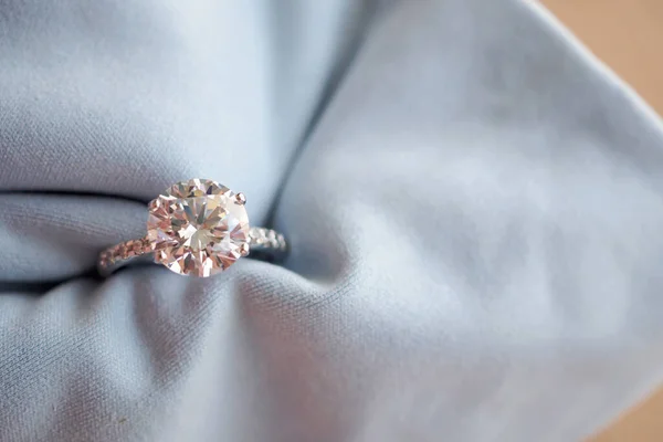 세공인이 마이크로 섬유로 다이아몬드 반지를 연마하고 청소하는 — 스톡 사진
