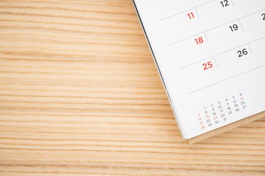 Tahta masa arkaplanındaki takvim sayfası