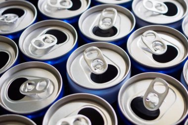 Boş alüminyum içecek kutuları geri dönüşüm konseptini