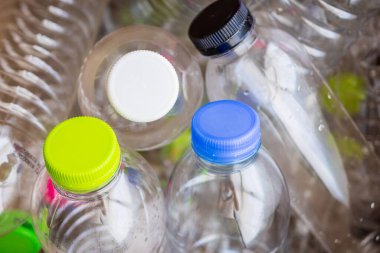 Plastik şişeler geri dönüşüm konsepti