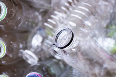 Plastik şişeler geri dönüşüm konsepti