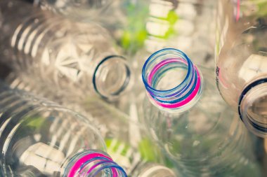 Plastik şişeler geri dönüşüm konsepti