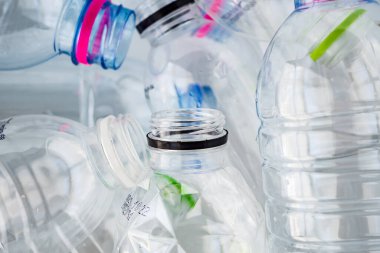 Plastik şişeler geri dönüşüm konsepti