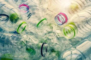 Plastik şişeler geri dönüşüm konsepti