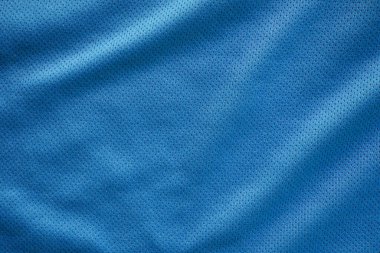 Mavi kumaşlı spor giyimli futbol forması, hava ağı desenli.
