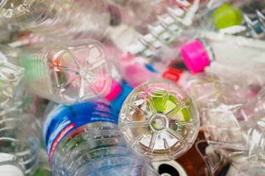 Çöp geri dönüşüm istasyonundaki plastik şişeleri kapatın.