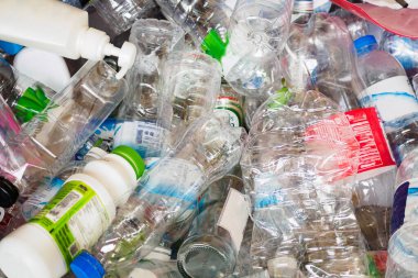 Çöp geri dönüşüm istasyonundaki plastik şişeleri kapatın.
