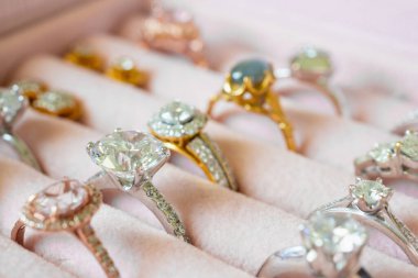 Mücevher elmas yüzükler ve küpeler kutuda.