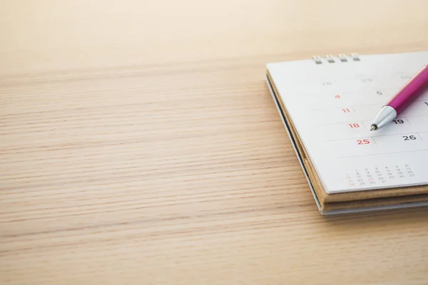 Página Del Calendario Con Punto Pluma Fecha Sobre Fondo Tabla — Foto de Stock