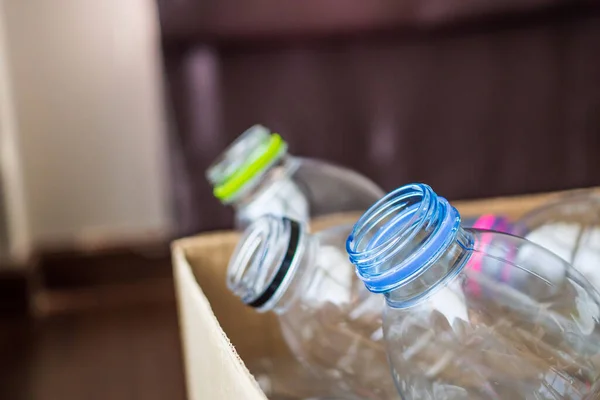 Plastikflaschen Recyclingpapierschachteln Wiederverwendungskonzept — Stockfoto