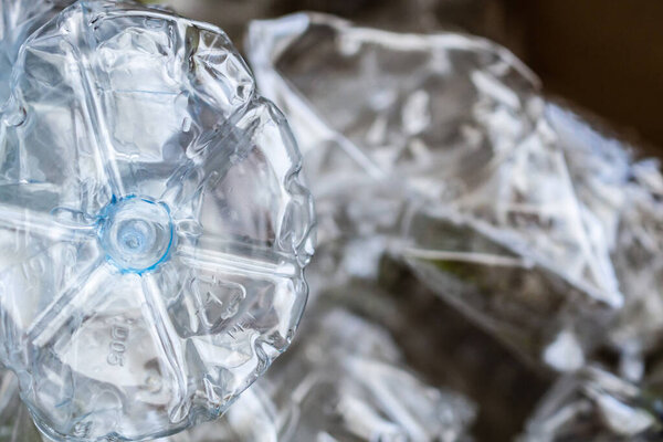 знак переработки на полиэтилентерефталатной пластиковой бутылке