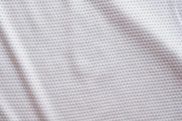 有空气网纹理背景的白色面料运动服足球球衣 — 图库照片