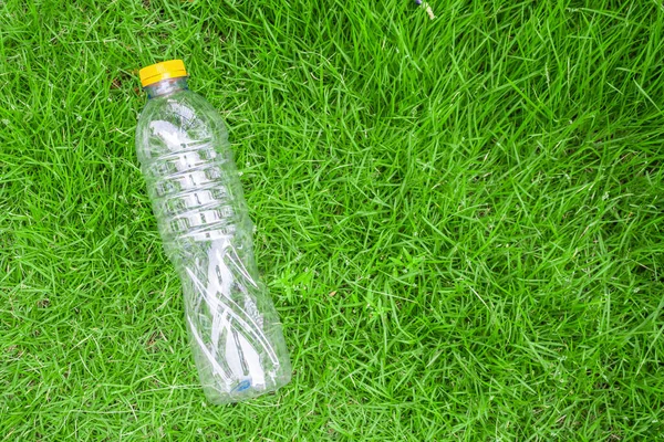 Plastic Fles Groene Gras Achtergrond Recycle Vervuiling Concept — Stockfoto