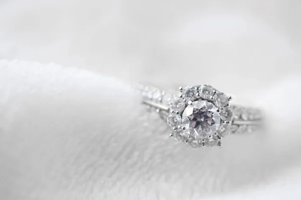 Anel Diamante Jóias Luxo Textura Pele Branca — Fotografia de Stock