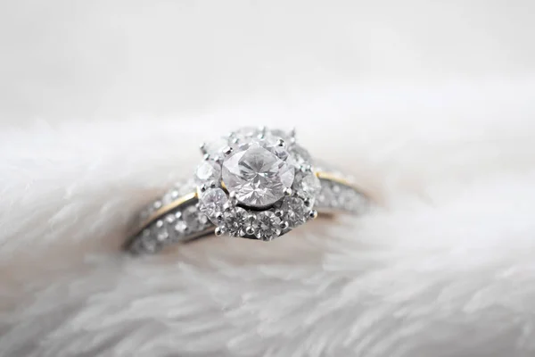 Bijoux Luxe Bague Diamant Sur Texture Fourrure Blanche — Photo