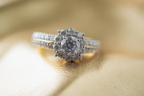 金の背景に豪華なジュエリーダイヤモンドリング — ストック写真