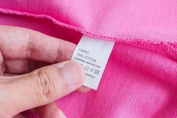 Mujer Leyendo Cuidado Ropa Instrucciones Lavado Etiqueta Ropa Camisa Algodón — Foto de Stock