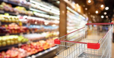 Meyve ve sebze raflarıyla süpermarket içi boş kırmızı alışveriş arabasıyla boşaltılmış arka plan
