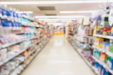 Raflardaki ürünlerle dolu süpermarket koridoru bulanık arkaplan