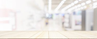 Süpermarket alışveriş merkezindeki eletronik mağazası olan ahşap masa üstü TV buzdolabı ve Bokeh lambalı ev aletleri ürün gösterimi için bulanık arkaplan