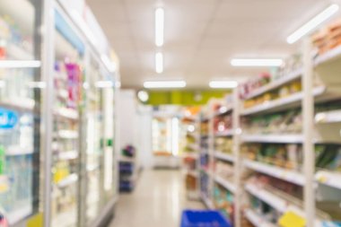 Süpermarket koridoru iç raflar bulanık arkaplan