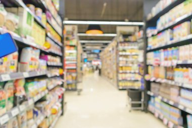 ürün raflarıyla süpermarket koridoru iç odaklanmış bulanık arkaplan