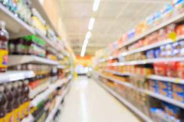 ürün raflarıyla süpermarket koridoru iç odaklanmış bulanık arkaplan