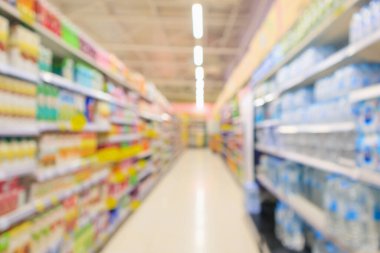 ürün raflarıyla süpermarket koridoru iç odaklanmış bulanık arkaplan