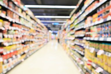süpermarket koridoru ürün raflarıyla dolu soyut bulanık arkaplan