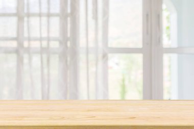 Ürün gösterimi için pencere perdesi soyut bulanık arkaplanı olan boş tahta masa üstü