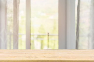 Ürün gösterimi için pencere perdesi soyut bulanık arkaplanı olan boş tahta masa üstü