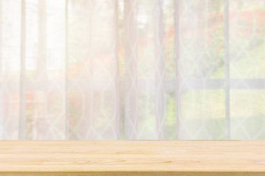 Ürün gösterimi için pencere perdesi soyut bulanık arkaplanı olan boş tahta masa üstü