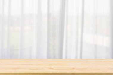 Ürün gösterimi için pencere perdesi soyut bulanık arkaplanı olan boş tahta masa üstü