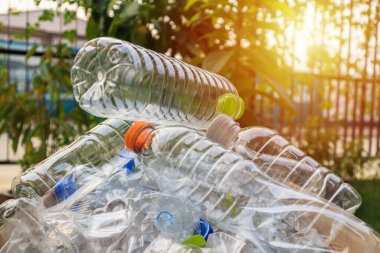 Kahverengi çöp kutusundaki plastik şişeler