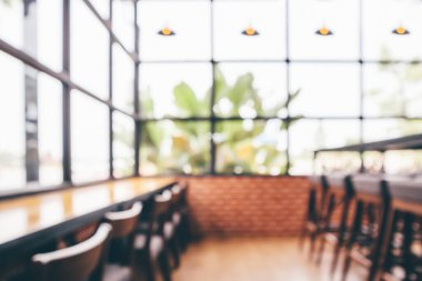 Kafe, iç mekan, soyut bulanıklık. Bokeh light arka plan ile odaklanmış.