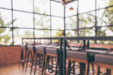 Kafe, iç mekan, soyut bulanıklık. Bokeh light arka plan ile odaklanmış.