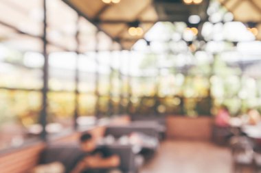 Kafe, iç mekan, soyut bulanıklık. Bokeh light arka plan ile odaklanmış.