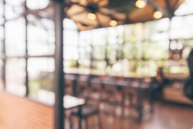 Kafe, iç mekan, soyut bulanıklık. Bokeh light arka plan ile odaklanmış.