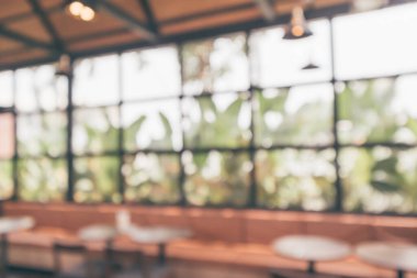 Kafe, iç mekan, soyut bulanıklık. Bokeh light arka plan ile odaklanmış.