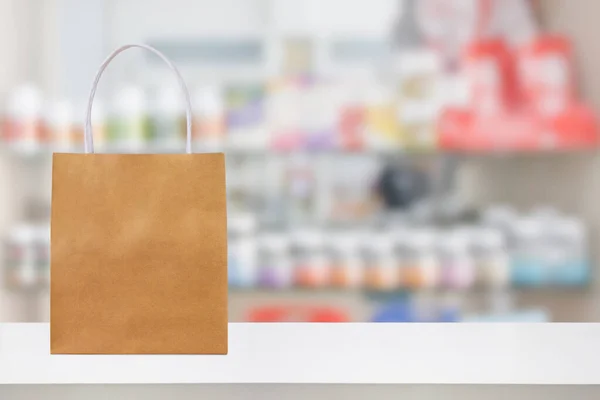 Papiertüte Auf Apotheken Thekentisch Mit Medikamenten Und Gesundheitsprodukten Regal Verschwimmt — Stockfoto