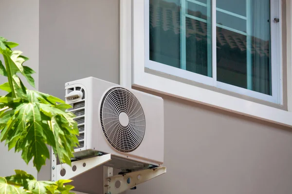 Airconditioner Compressor Outdoor Unit Geïnstalleerd Buiten Het Huis — Stockfoto