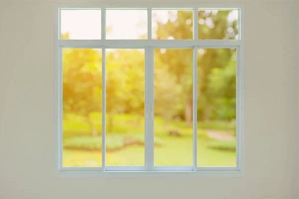 Nowoczesne Okno Domu Zielonym Widokiem Ogród Bokeh Tło — Zdjęcie stockowe