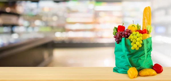Verse Groenten Fruit Herbruikbare Groene Boodschappentas Houten Tafelblad Met Supermarkt — Stockfoto