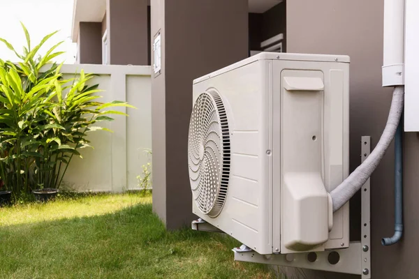 Venkovní Jednotka Klimatizátoru Vzduchu Instalovaná Před Domem — Stock fotografie