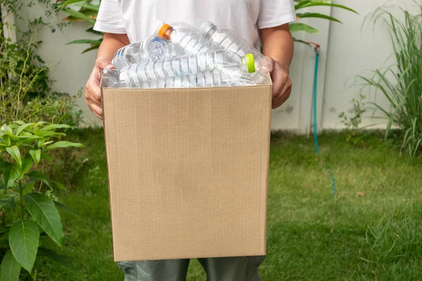 Handhållande Brun Papperskorgen Med Plastflaskor — Stockfoto